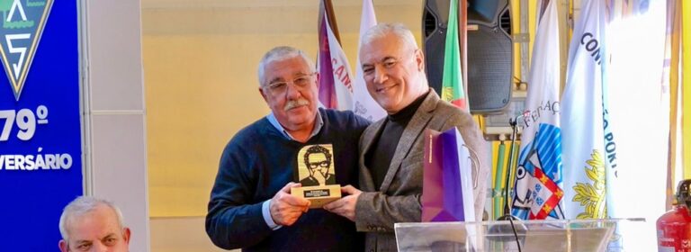 Depois de dar os parabéns ao CCS, o vereador Paulo Maia entregou ao presidente do clube, Carlos Cabedal, uma imagem de José Afonso