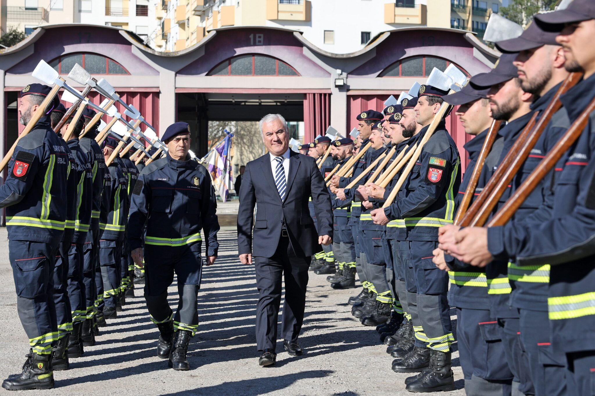 O vereador Paulo Maia passou revista ao contingente da Companhia de Bombeiros Sapadores de Setúbal
