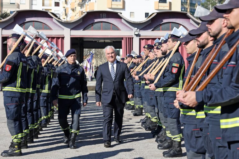 O vereador Paulo Maia passou revista ao contingente da Companhia de Bombeiros Sapadores de Setúbal