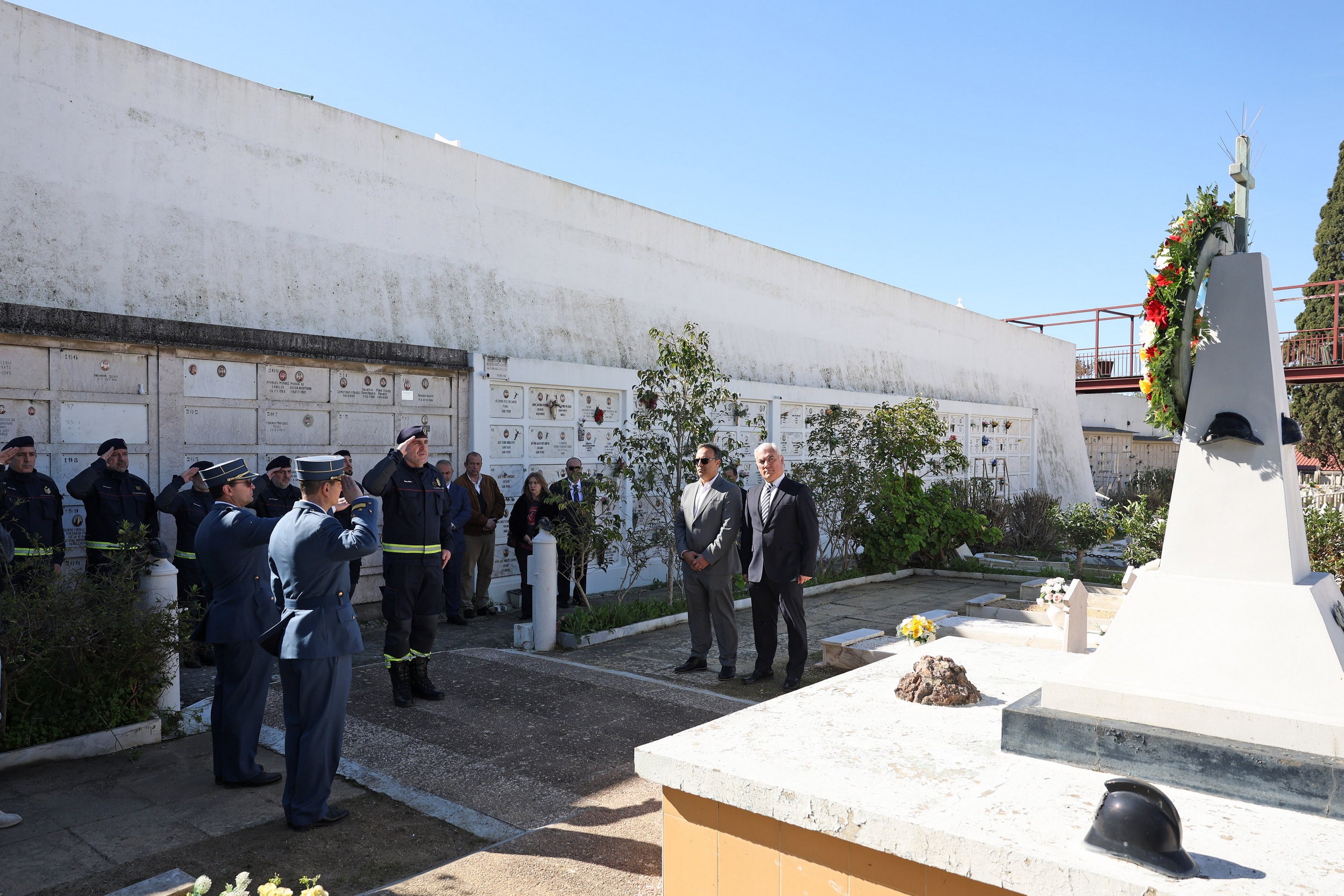 Os bombeiros falecidos foram igualmente homenageados numa cerimónia de deposição de flores realizada no Cemitério de Nossa Senhora da Piedade