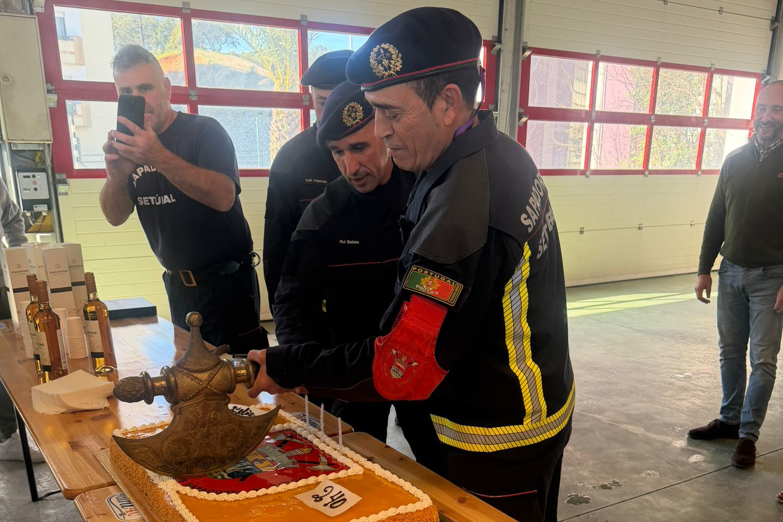 O bolo de aniversário foi cortado da forma como manda a tradição