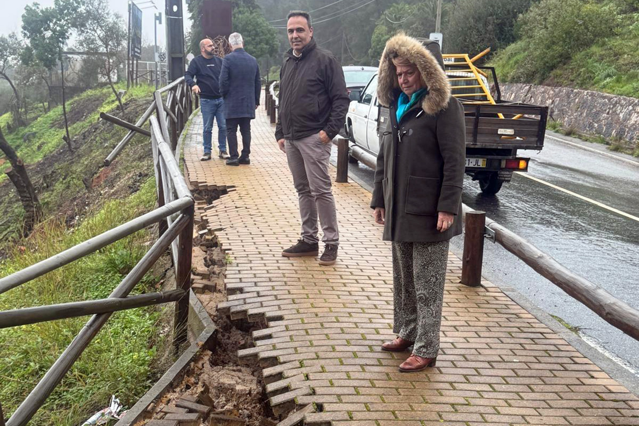 A presidente da Câmara, Maria das Dores Meira, e o vereador Bruno Russo verificaram os danos no passeio da N10-4, em Albarquel
