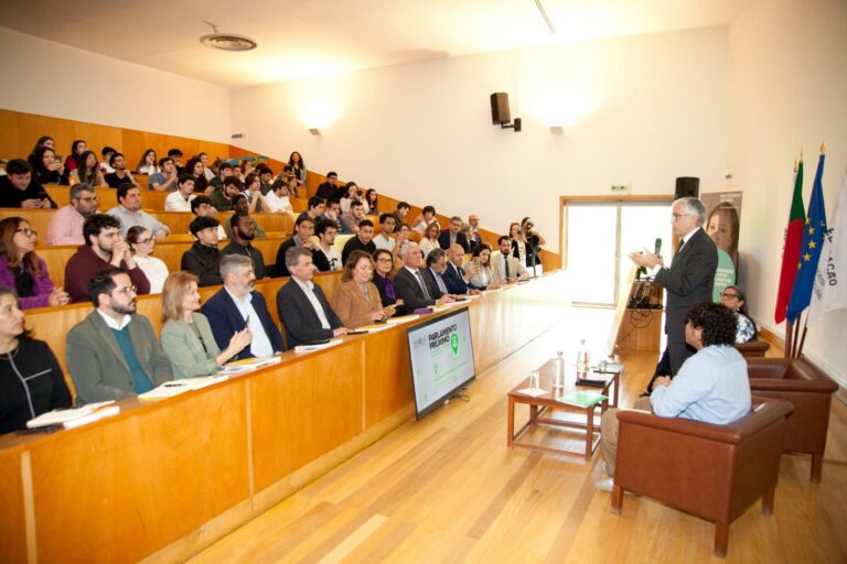 A sessão contou com cerca de seis dezenas de estudantes