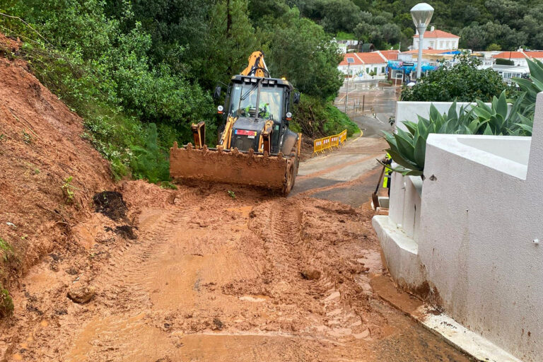 O acesso ao Portinho da Arrábida ficou neste estado