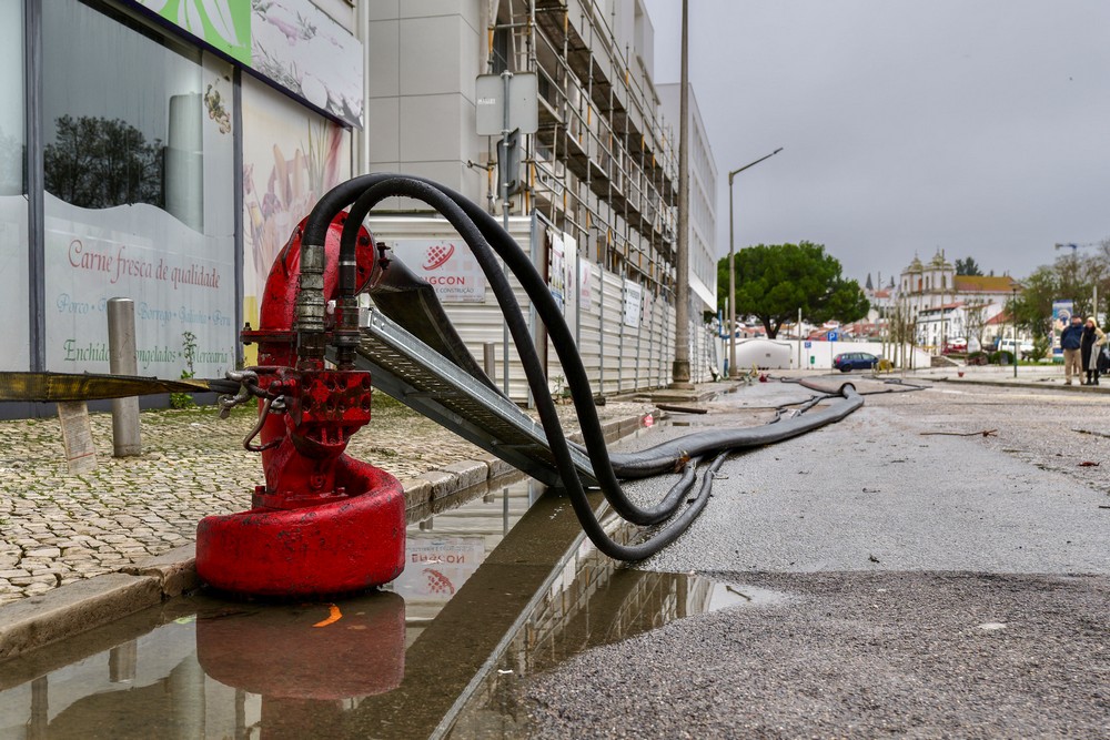 A pedido do Serviço Municipal de Proteção Civil e Bombeiros de Setúbal, a Lisnave cedeu a Alcácer do Sal uma bomba de alta capacidade e 250 metros de mangueiras.