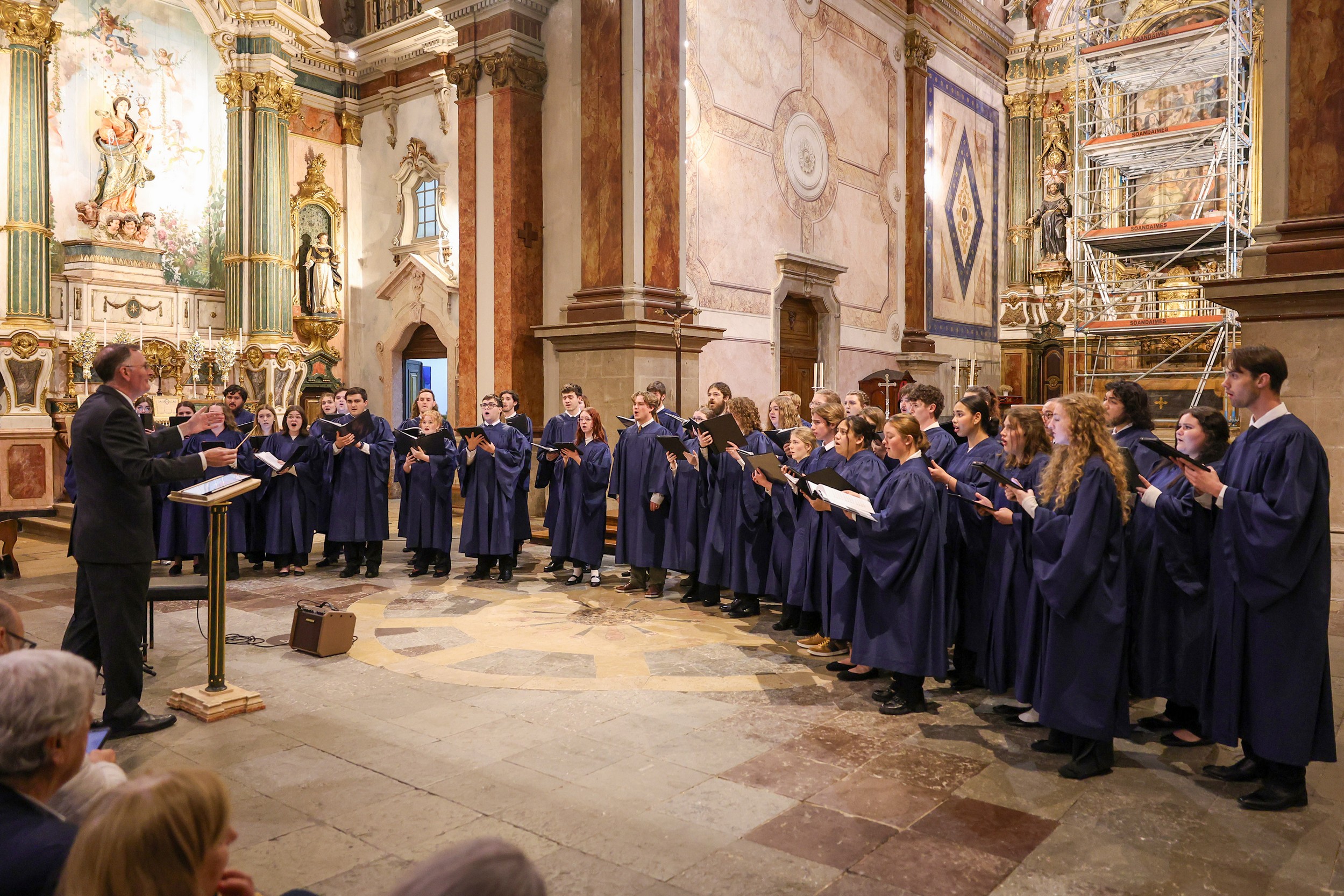 Coro universitário Berry Singers, dirigido pelo maestro Paul Neal