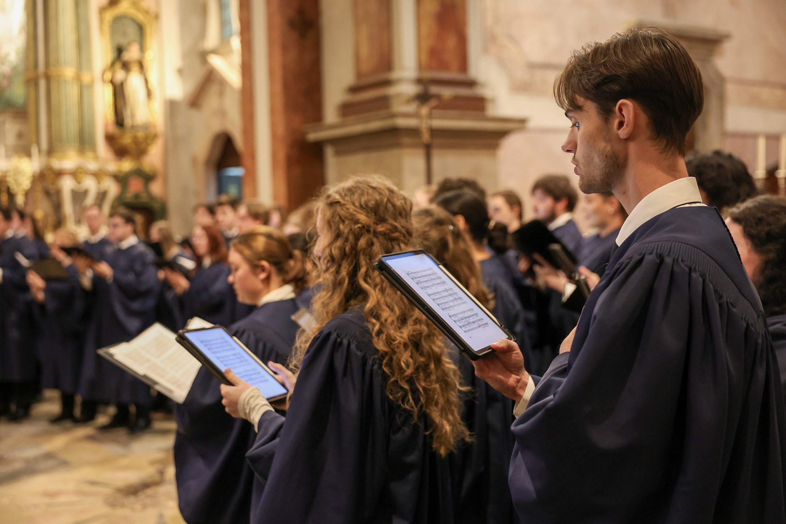 Coro universitário Berry Singers, dirigido pelo maestro Paul Neal