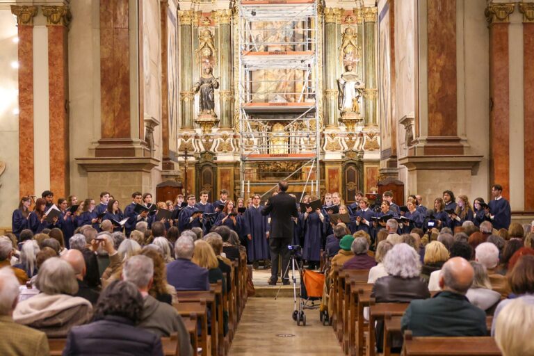 Coro universitário Berry Singers, dirigido pelo maestro Paul Neal