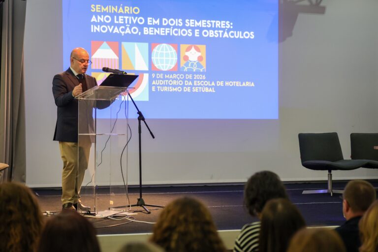 O diretor do Departamento de Educação, Bibliotecas e Arquivos da Câmara Municipal de Setúbal, Carlos Cunha salientou a importância da reflexão