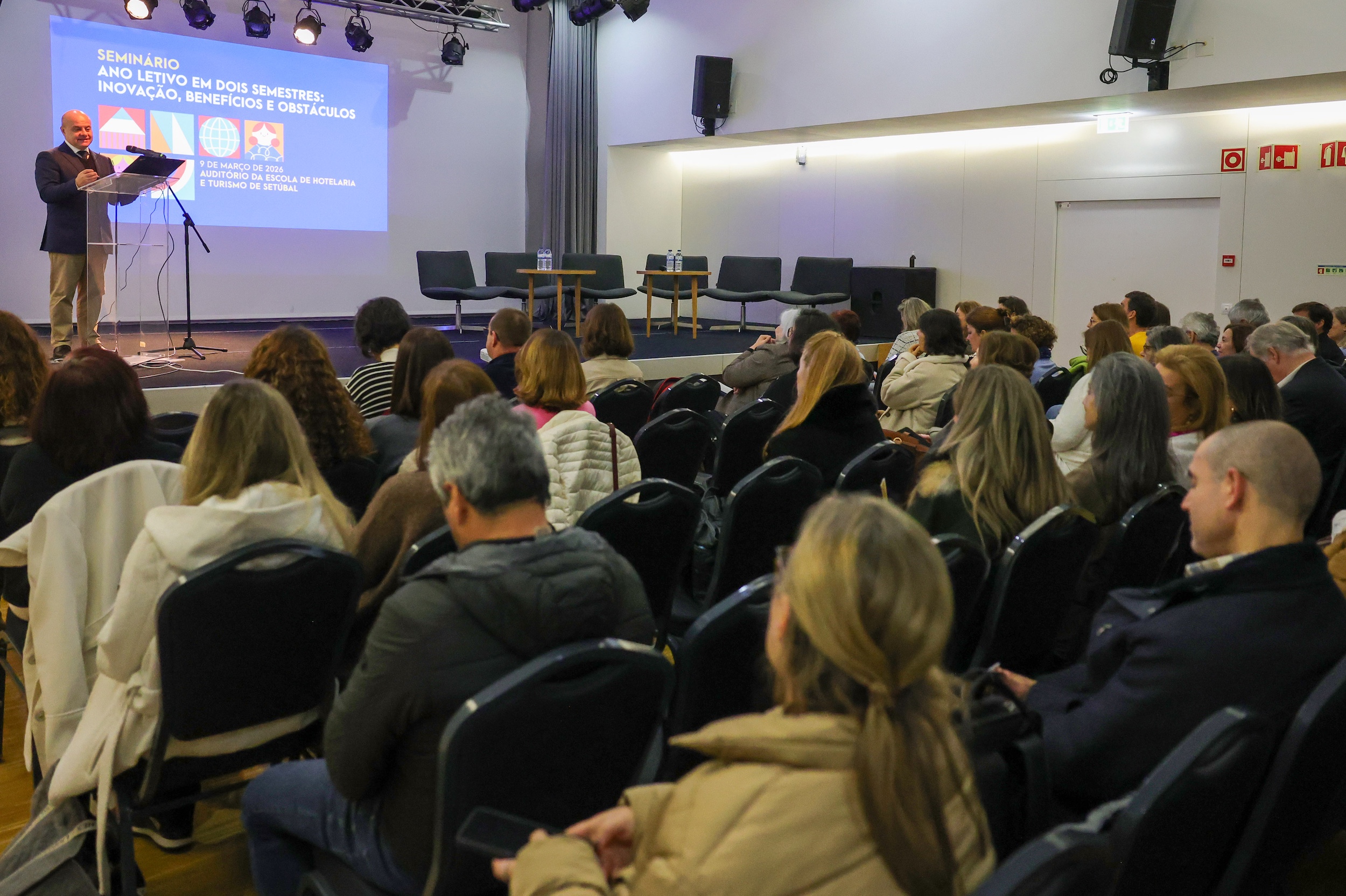 Seminário reflete sobre ano letivo repartido por dois semestres