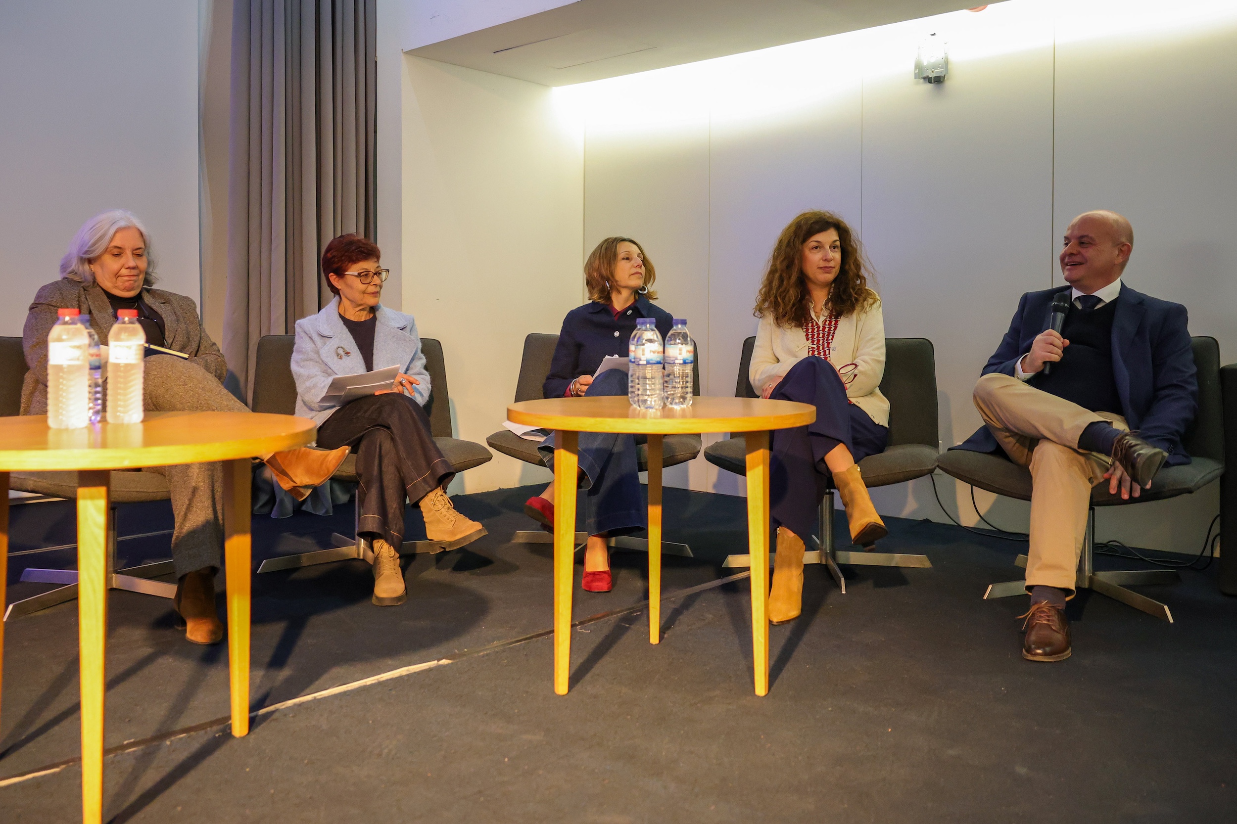 As diretoras do Agrupamento de Escolas de Azeitão, da Escola Secundária du Bocage e dos agrupamentos de escolas de Nun'Álvares e Pedro Eanes Lobato, ambos do Seixal, Gisélia Piteira, Raquel Polainas, Maria Paula Coito e Célia Almeida, respetivamente, abordaram a experiência concreta das suas escolas e agrupamentos