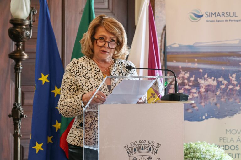 Para a presidente da Câmara Municipal de Setúbal e dos Serviços Municipalizados de Setúbal, Maria das Dores Meira, a apresentação deste plano representa um compromisso com o futuro do território