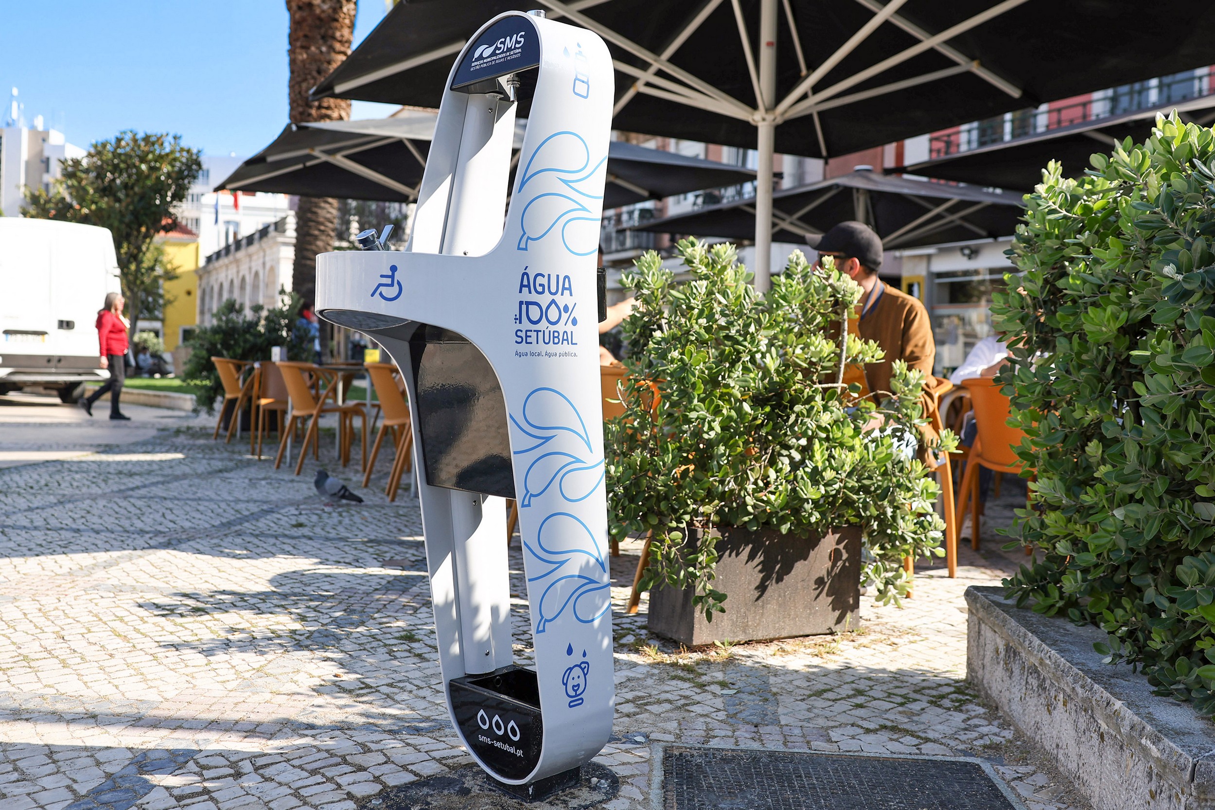 Está prevista a colocação de dez bebedouros em locais de grande utilização pública, devendo a rede ser alargada posteriormente