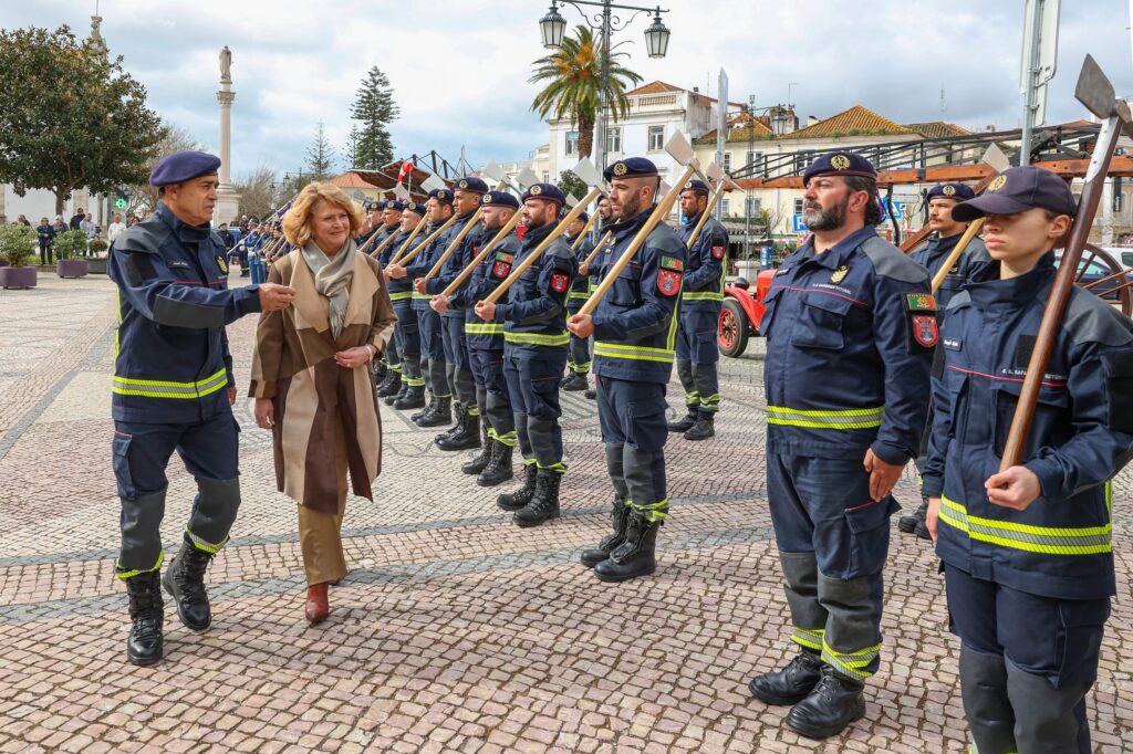 Cerimónia de compromisso de honra da recruta da CBSS - Presidente da Câmara, Maria das Dores Meira, passa revista às forças em parada acompanhada pelo subchefe de 1.ª classe José Alves, que recebeu um louvor