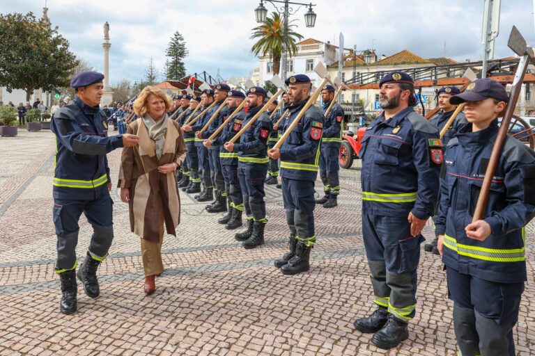 Cerimónia de compromisso de honra da recruta da CBSS - Presidente da Câmara, Maria das Dores Meira, passa revista às forças em parada acompanhada pelo subchefe de 1.ª classe José Alves, que recebeu um louvor