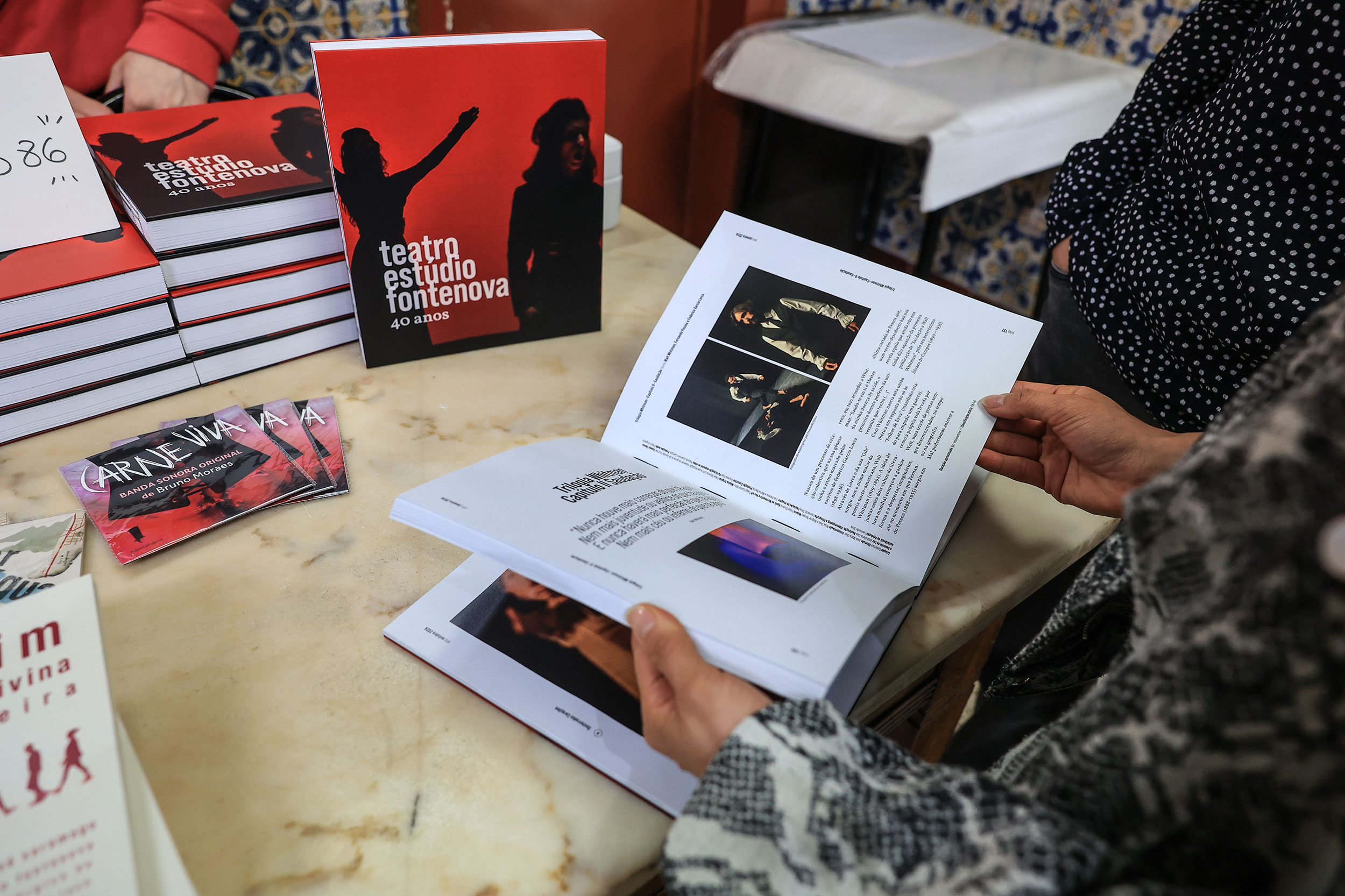 O catálogo revisita quatro décadas de atividade do Teatro Estúdio Fontenova