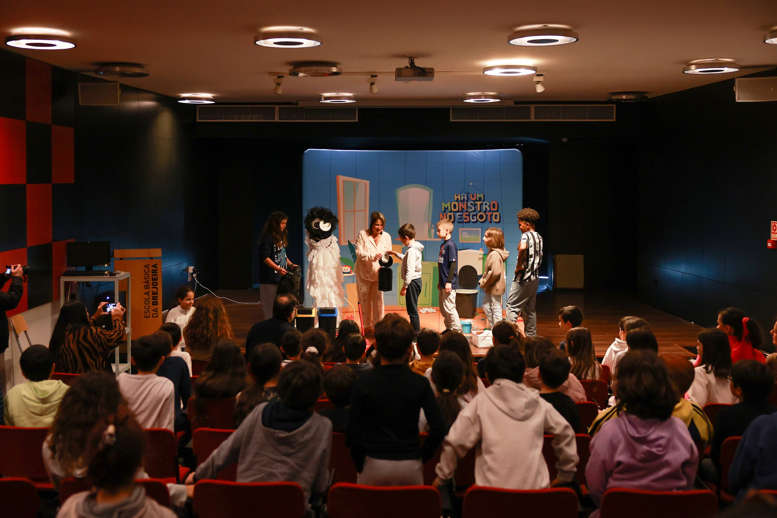 Dia Mundial da Água - peça de teatro infantil "Há Um Monstro no Esgoto"