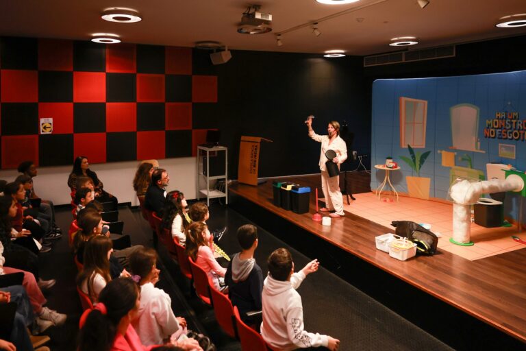 Dia Mundial da Água - peça de teatro infantil "Há Um Monstro no Esgoto"