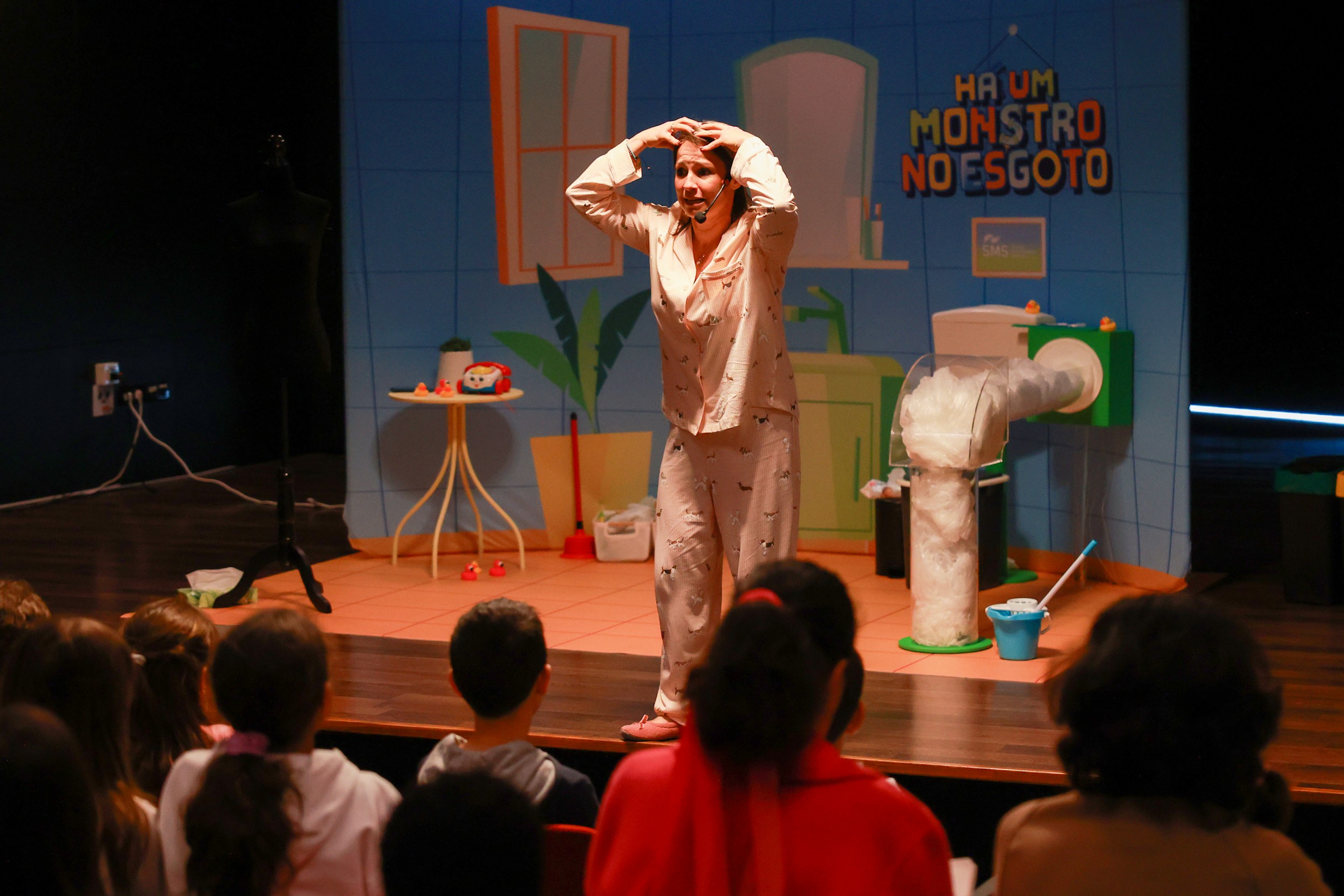 Dia Mundial da Água - peça de teatro infantil "Há Um Monstro no Esgoto"