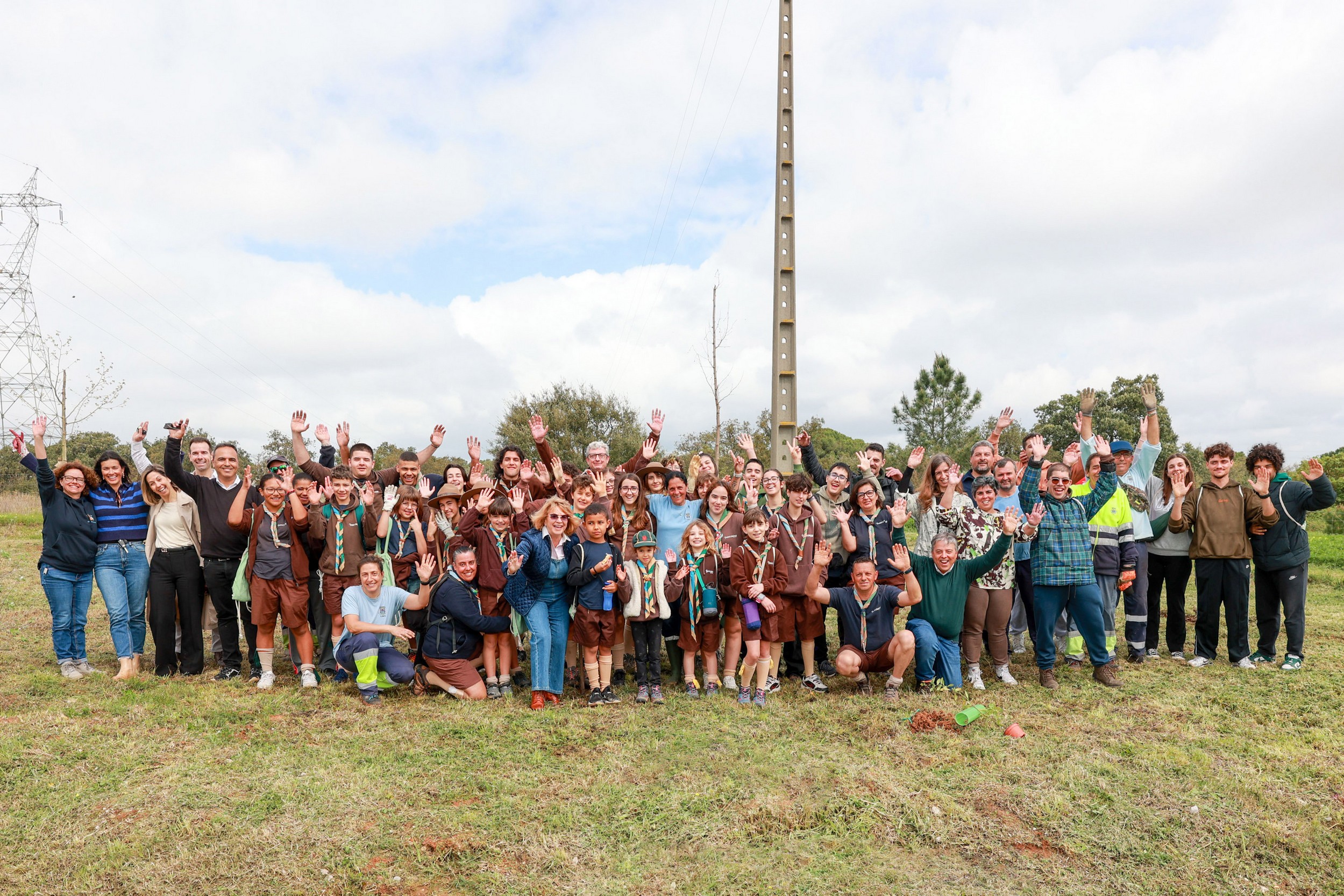 Centena e meia de árvores foram plantadas numa ação que juntou escoteiros, voluntários e autarcas para assinalar o Dia Internacional das Florestas e o Dia Mundial da Árvore