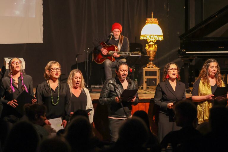 O público reuniu-se para assistir a uma peça de teatro construída a partir de monólogos e leituras sobre a condição feminina