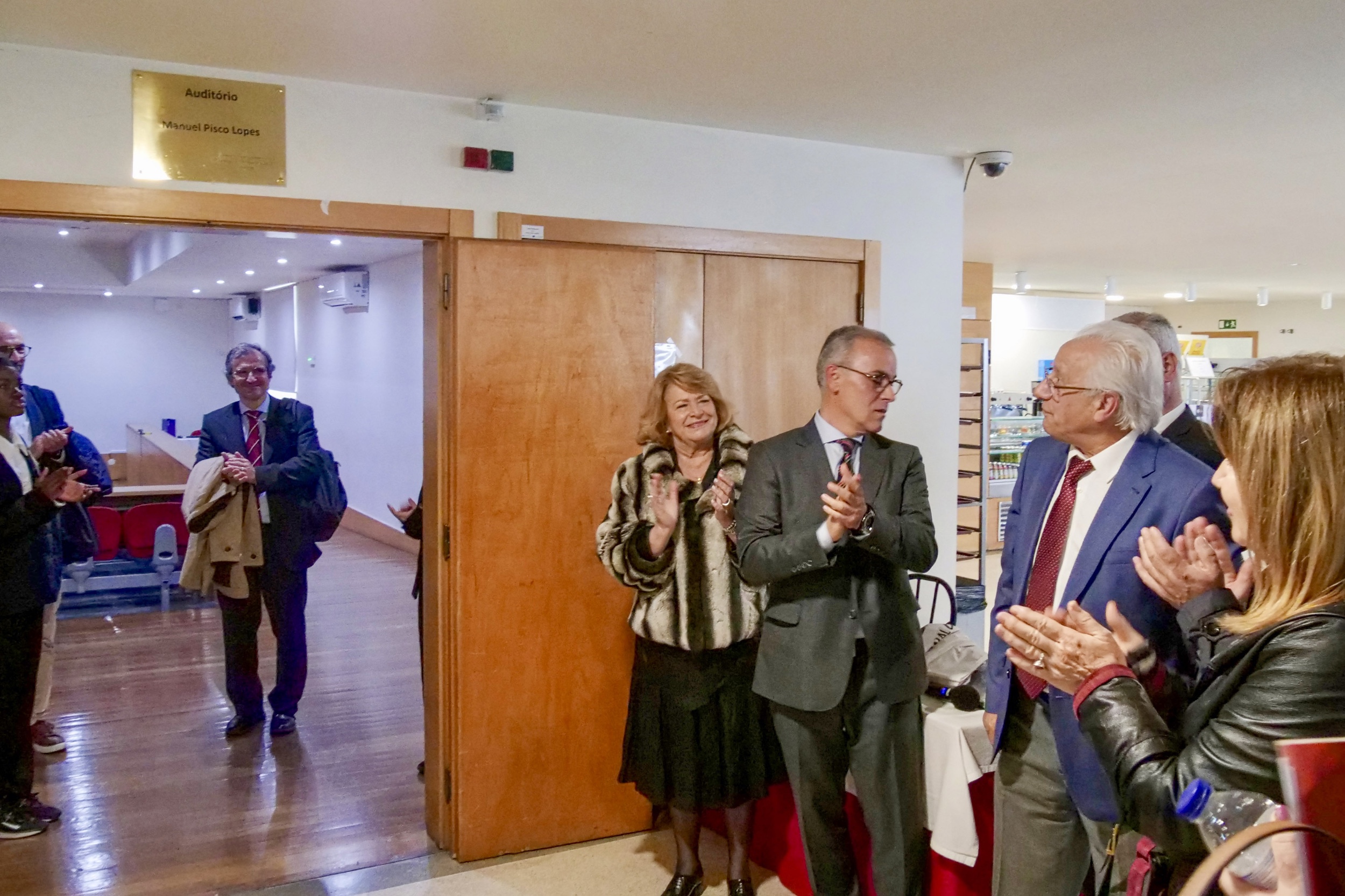 A cerimónia de homenagem realizou-se nas instalações do estabelecimento de ensino