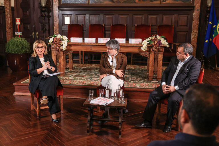 Mesa-redonda, moderada por Cristina Amaro, em que Rui Paiva, outro coautor, e o diretor-geral da AISET – Associação da Indústria da Península de Setúbal, Nuno Maia, abordaram o crescimento económico do país e de Setúbal