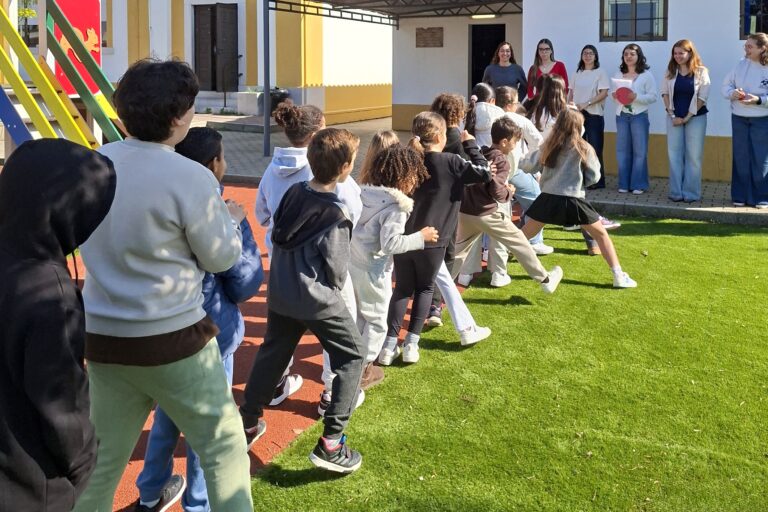 Cerca de duas dezenas de crianças dos 3.º e 4.º anos de escolaridade participaram na oficina “Não Guardar o Que Te Preocupa”