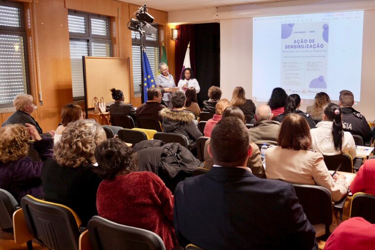 Iniciativa organizada pelos moradores em parceria com a Câmara Municipal de Setúbal, representantes da PSP, da Associação Portuguesa de Apoio à Vítima, da Comissão de Proteção de Crianças e Jovens e da Equipa de Prevenção de Violência no Adulto da Unidade de Saúde da Arrábida