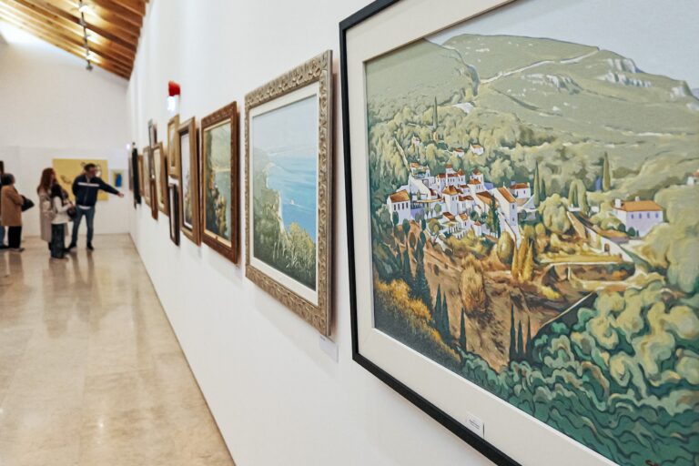 Uma exposição com perto de quarenta quadros originais de Rogério Chora