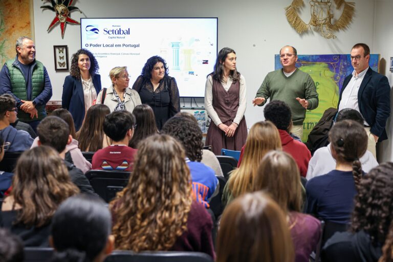 Participaram ainda nas sessões os deputados municipais Joana Vaz, Fátima Pereira e Helena Coelho e os presidentes das juntas de freguesia de Azeitão e do Sado, Tiago Cardoso e Marlene Caetano