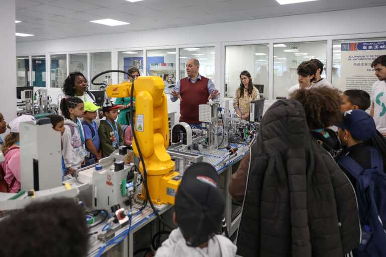 Os participantes visitaram as quatro escolas superiores do campus