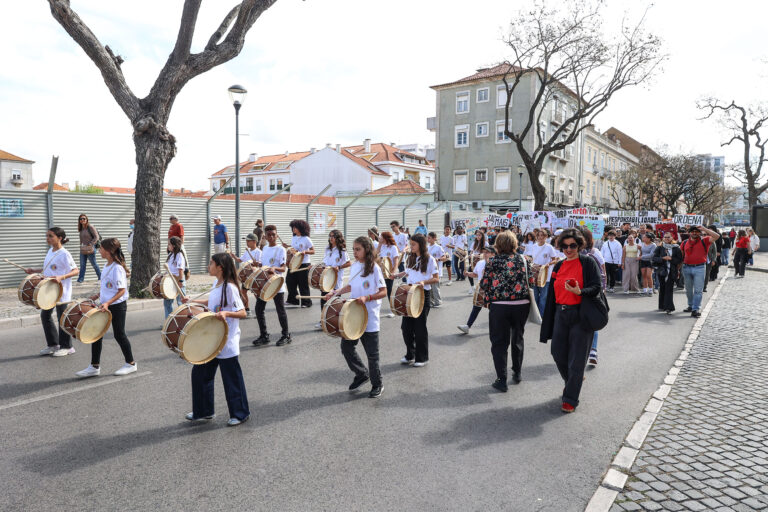 Alunos e professores de várias escolas de 2.º e 3.º ciclos e secundárias de Setúbal participaram na marcha “Manifesta-te: em Contramedo”