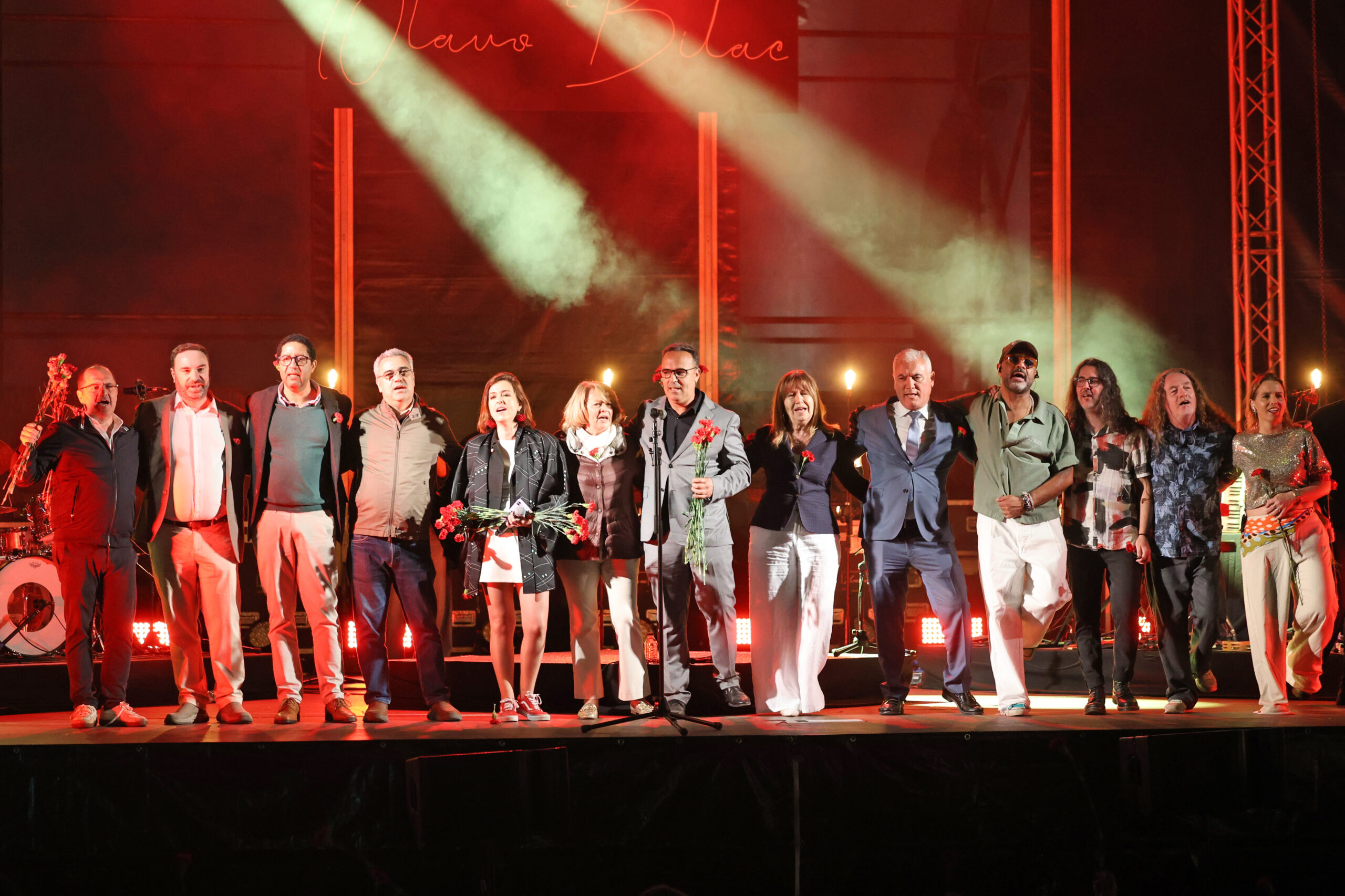 No final dos concertos de A Cantadeira e Olavo Bilac, das comemorações dos 52 anos do 25 de Abril, foi cantada a Grândola Vila Morena