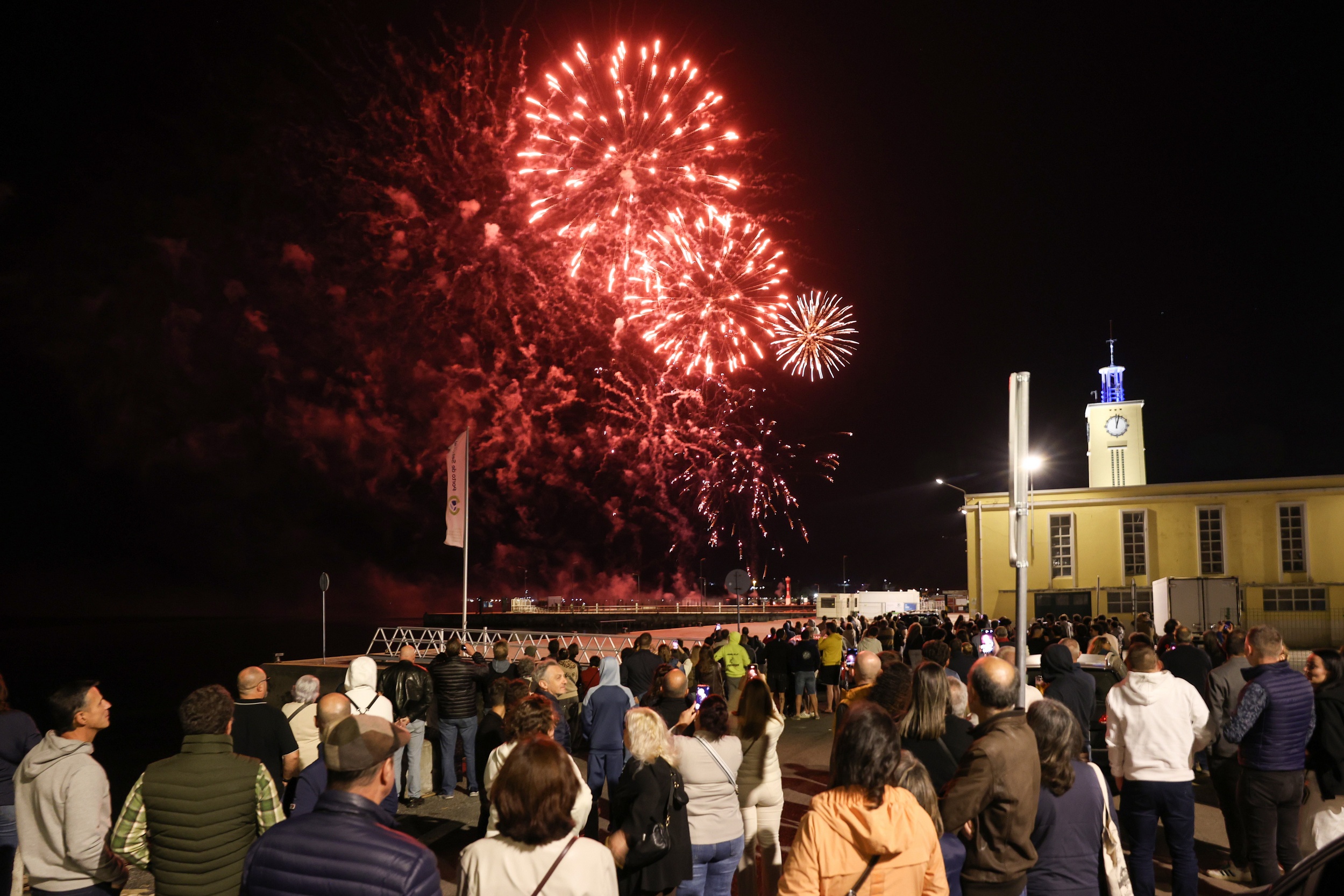 Após o final do espetáculo, realizou-se uma arruada com fanfarra até à Doca dos Pescadores, onde, à meia-noite, as atenções se centraram no tradicional espetáculo pirotécnico sobre o rio Sado
