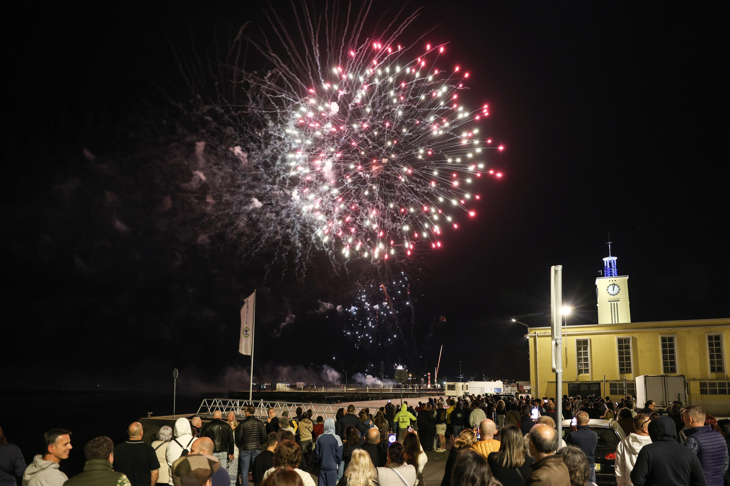 Um espetáculo pirotécnico sobre as água do Rio Sado deu as boas-vindas ao Dia da Liberdade, nas Comemorações dos 52 Anos do 25 de Abril
