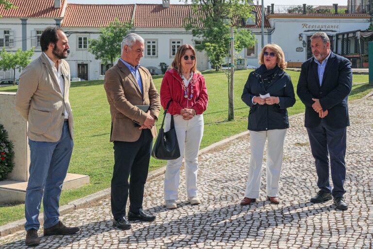 A presidente da Câmara Municipal, Maria das Dores Meira, acompanhada da vice-presidente Maria do Carmo Tiago e do vereador Paulo Maia, destacou a ligação de Sebastião da Gama a Azeitão