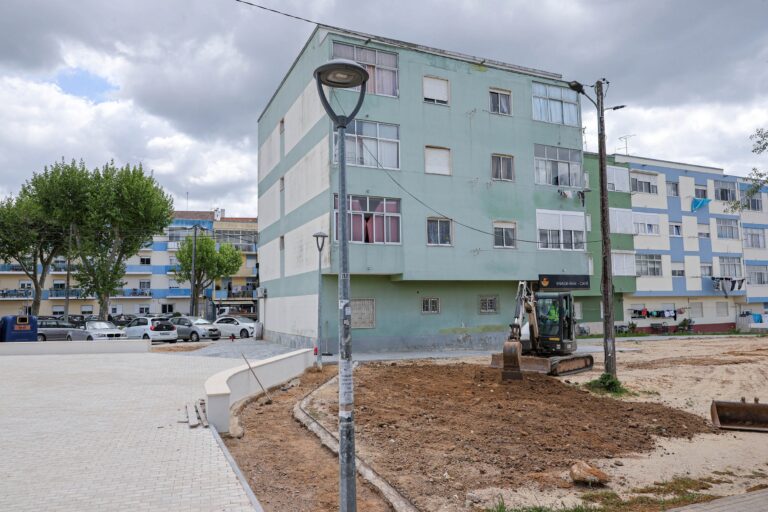 Construção de espaço público entre a Rua Tomás Ribeiro e a linha de caminho de ferro
