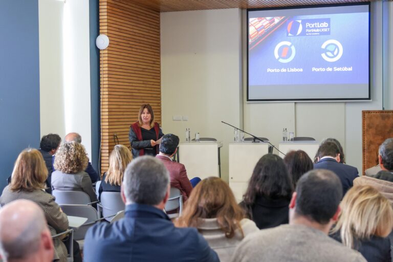 A vice-presidente da Câmara Municipal de Setúbal, Maria do Carmo Tiago, durante a sessão PortTalks dedicada à relação entre o porto e a cidade