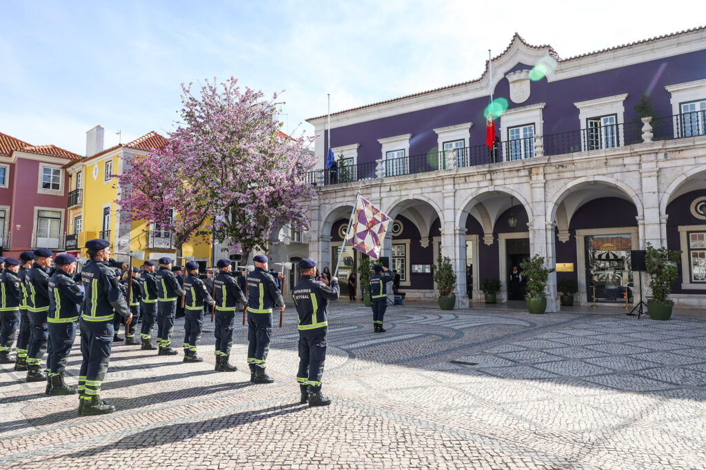As cerimónias protocolares incluíram o hastear de bandeiras na varanda dos Paços do Concelho