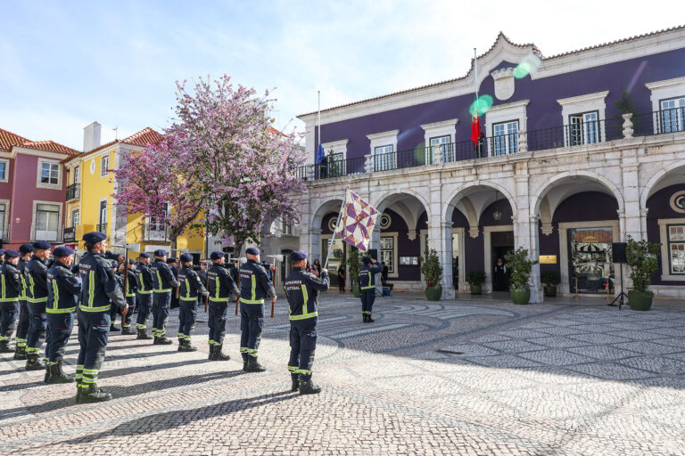 As cerimónias protocolares incluíram o hastear de bandeiras na varanda dos Paços do Concelho
