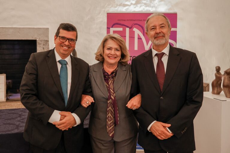 A presidente do município, Maria das Dores, acompanhada do presidente da A7M, Carlos Biscaia, e do diretor artístico, António Laertes