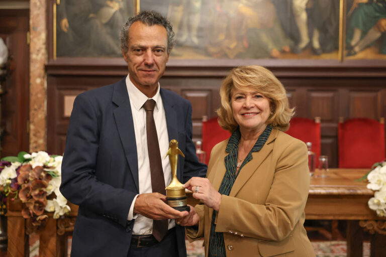 Gala Golfinhos d'Ouro - Diretor de O Setubalense, Francisco Alves Rito, entregou pessoalmente o prémio à presidente da Câmara, Maria das Dores Meira, em 6 de abril nos Paços do Concelho