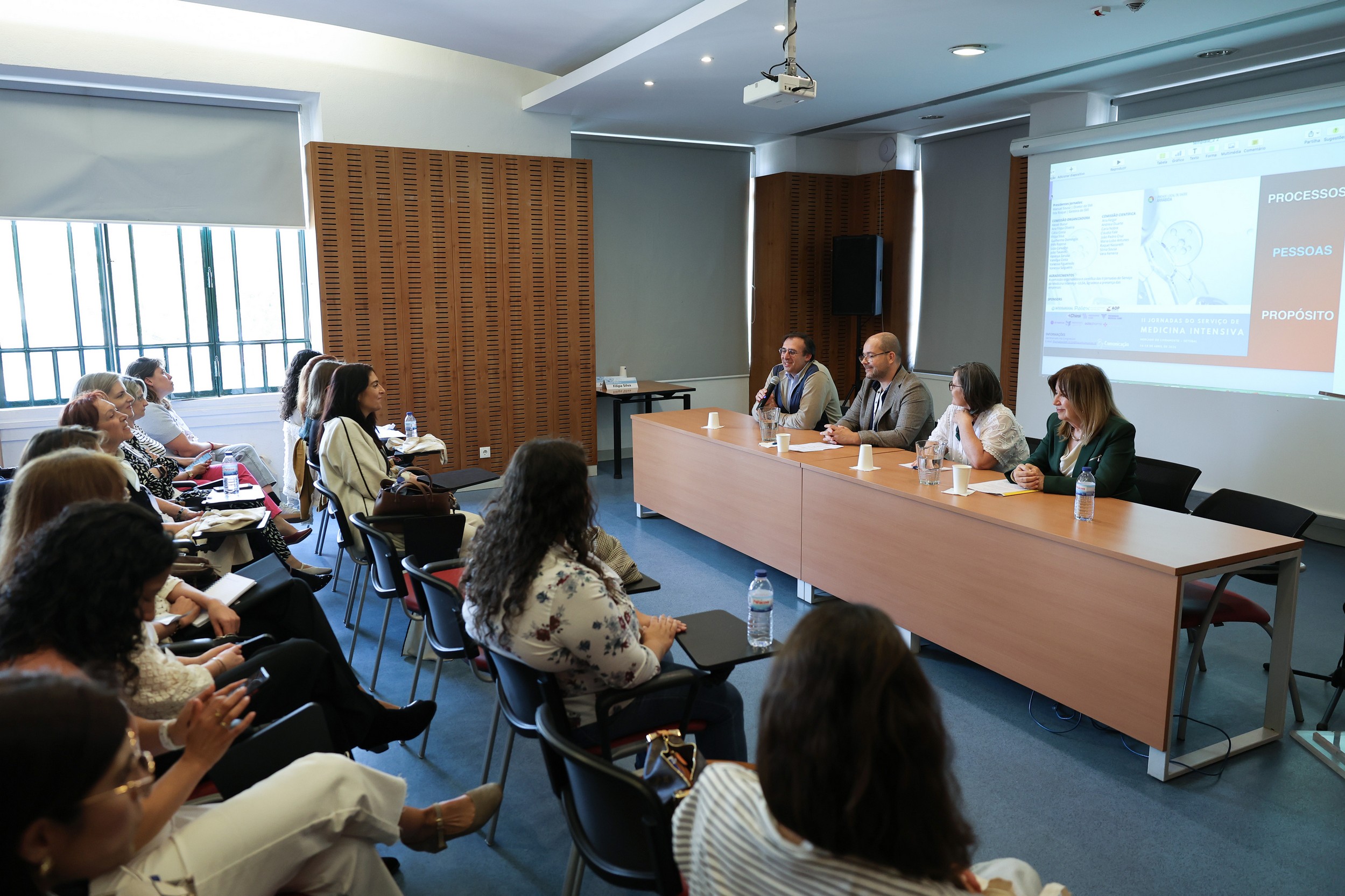 Os encontros juntam especialistas de diversas áreas num momento de partilha de conhecimento, reflexão e atualização científica