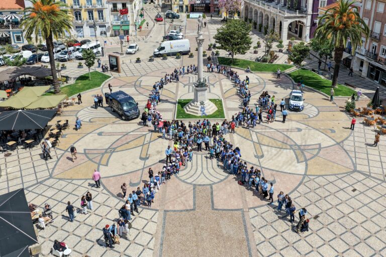 Laço azul humano em homenagem às vítimas de maus-tratos