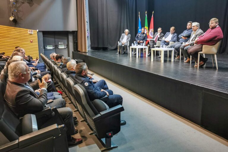 Além dos dirigentes e comandantes dos bombeiros, incluindo da Companhia de Bombeiros Sapadores de Setúbal, estiveram presentes na reunião o vice-presidente da Câmara Municipal de Alcácer do Sal, o presidente da Autoridade Nacional de Emergência e Proteção Civil e o presidente da Federação dos Bombeiros do Distrito de Setúbal