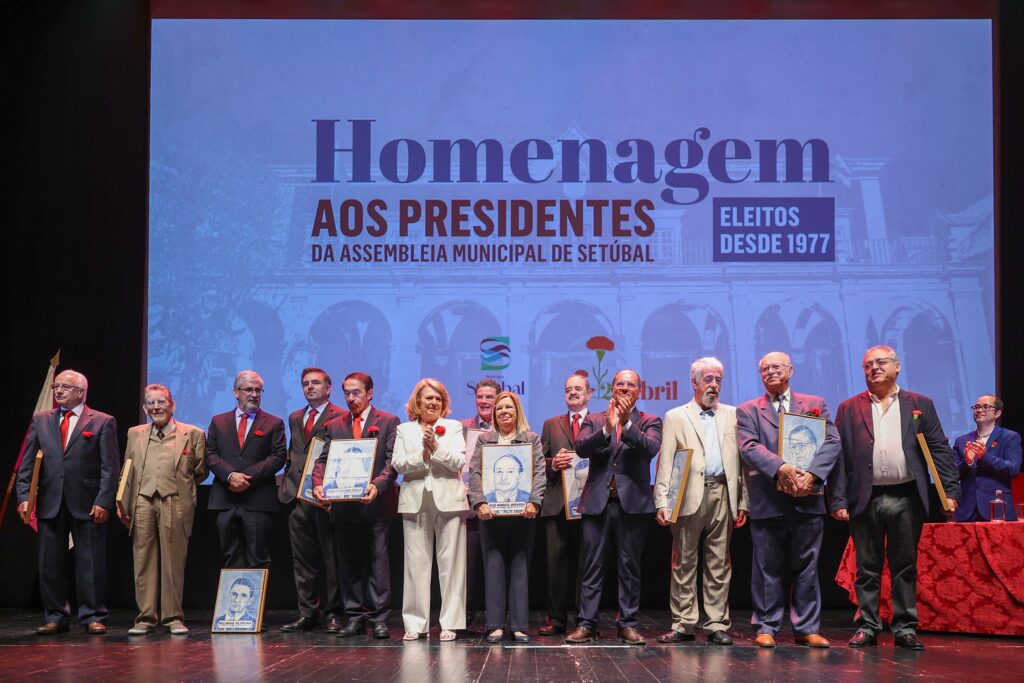 Homenagem aos antigos presidentes da Assembleia Municipal de Setúbal na sessão solene da Assembleia Municipal comemorativa dos 52 anos do 25 de Abril
