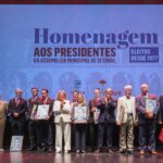 Homenagem aos antigos presidentes da Assembleia Municipal de Setúbal na sessão solene da Assembleia Municipal comemorativa dos 52 anos do 25 de Abril