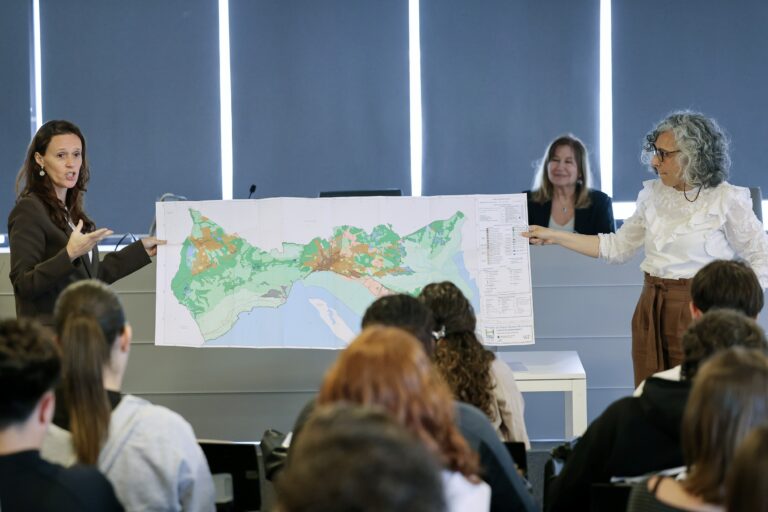 A visita de estudo incluiu uma apresentação pela geógrafa e dirigente do Gabinete de Inteligência Territorial, Sónia Bronze, e pela arquiteta urbanista Rita Barreiro