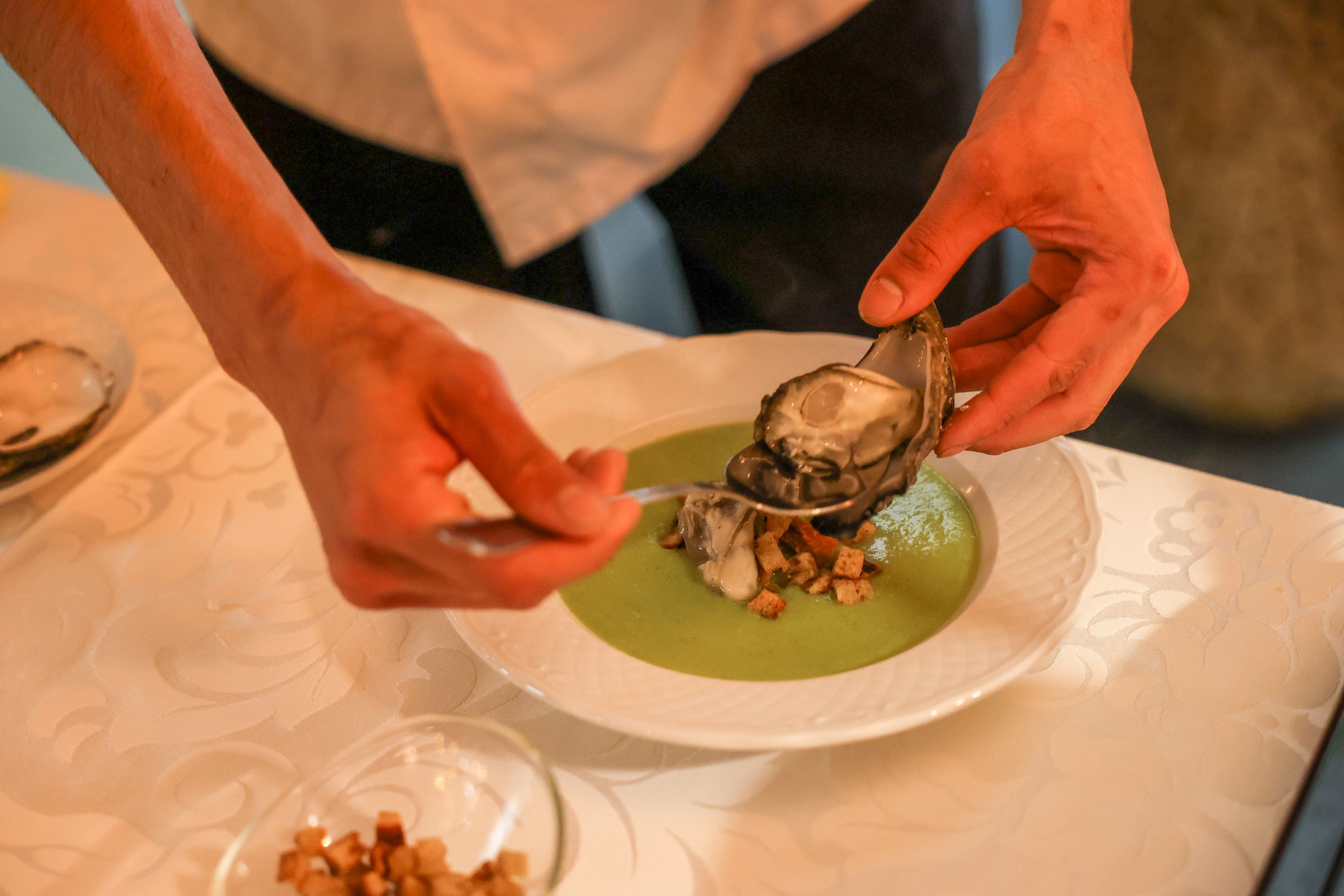 O chef João Pires proporcionou uma viagem sensorial por produtos icónicos, das ostras do Sado, ao queijo de Azeitão e ao Moscatel de Setúbal